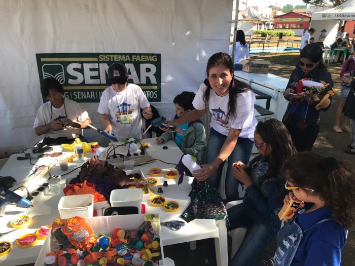 FAMÍLIA NA PRAÇA REÚNE CENTENAS DE PESSOAS.
